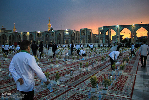 Thousands break fast at Imam Reza Shrine