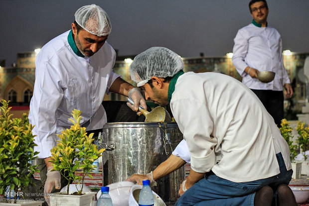 Thousands break fast at Imam Reza Shrine