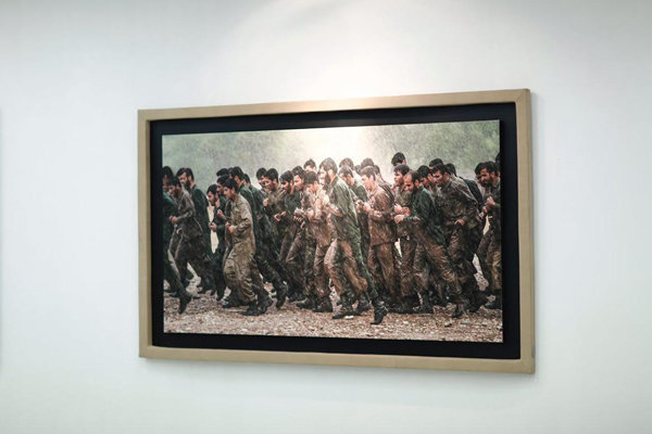 افتتاح نمایشگاه عکس‌ «ایستاده در غبار» با حضور چهره‌های سینمایی