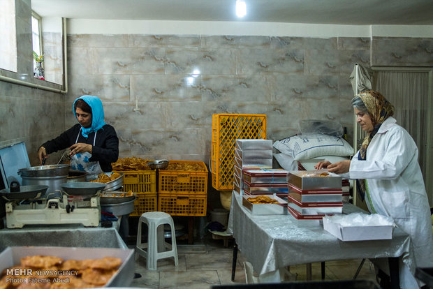 Iranian women prepare Gushfil in Ramadan