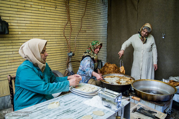 Iranian women prepare Gushfil in Ramadan