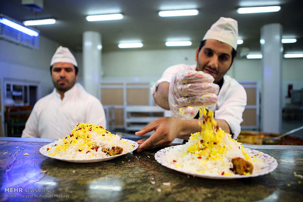 توزیع ۱۴۰ هزار افطاری توسط موکب های مستقر در حرم حضرت معصومه(س) توزیع ۱۴۰ هزار افطاری توسط موکب های مستقر در حرم حضرت معصومه(س)