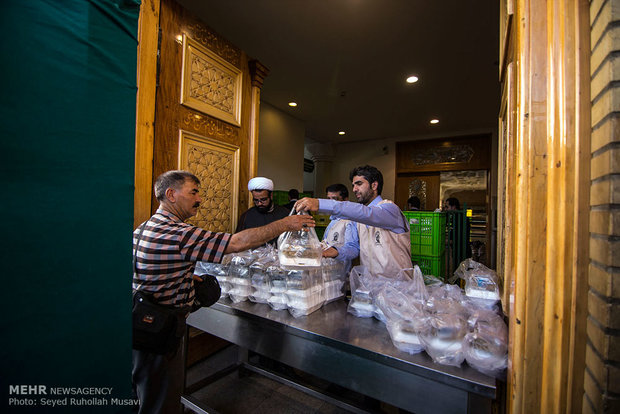 Iftar banquet at shrine of Hazrat Masoumeh