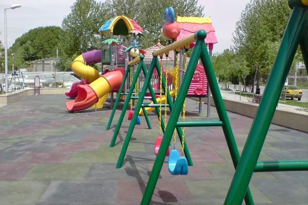 استانداردسازی زمین‌های بازی و تجهیزات پارک‌ها در استان بوشهر