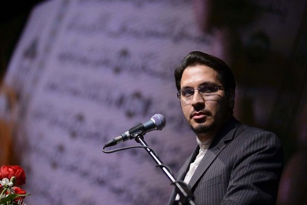 تلاوت آیات قرآن در خانه سبب تربیت قرآنی فرزندان میشود تلاوت آیات قرآن در خانه سبب تربیت قرآنی فرزندان میشود
