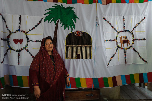 بی بی، 55 ساله یکی از مهمانان عروسی می باشد که با لباس ترکمنی در مقابل پرده تزیین شده خانه عروس و داماد ایستاده است. 