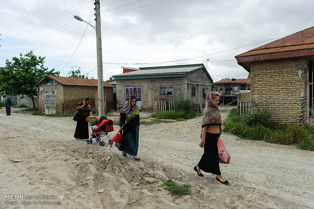 زنان ترکمن برای خرید به سمت بازار محلی روستای خواجه نفس می روند.