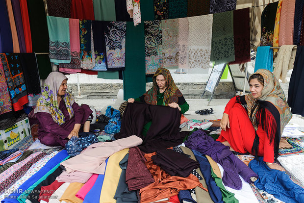 زنان ترکمن در بازار محلی روستای خواجه نفس مشغول فروش پارچه و روسری می باشند.
