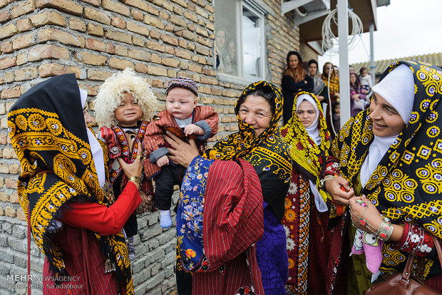 زنان در عروسی کودکان خود را برای عکس گرفتن آماده می کنند. در مراسم های سنتی، حتی نوزادان و کودکان نیز لباس مخصوص ترکمنی به تن می کنند.