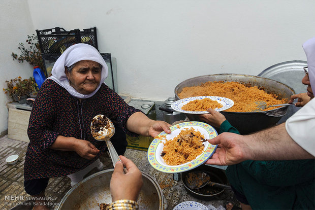 انه 65 ساله، تجربه زیادی در پخت غذای محلی ترکمن دارد. وی مسئولیت پخت چکدرمه را در عروسی بر عهده گرفته است.