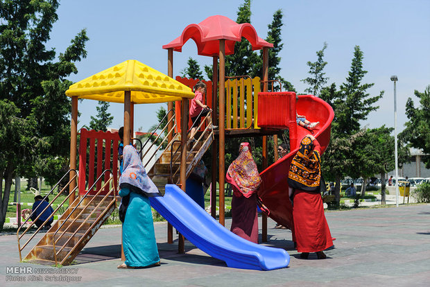 زنان ترکمن در پارک بازی به همراه کودکان اوقات تفریح خود را سپری می کنند.