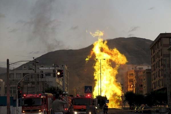 انفجارخط لوله گاز درغرب تهران/راننده بیل مکانیکی احتمالا زیر آوار