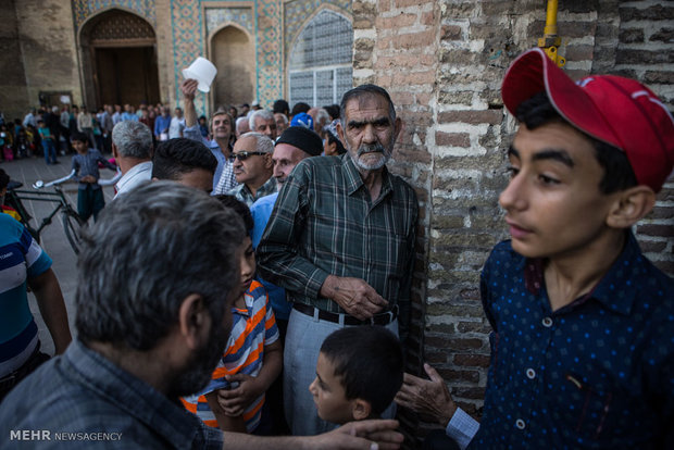 Jame Mosque of Qazvin serves fast people with Ash Reshteh