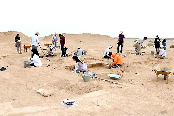 Excavation uncovers Ilkhanid-era pottery