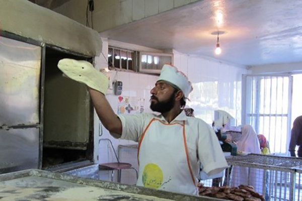 نانوایی که با یک دست نان سر سفره‌ها می‌گذارد