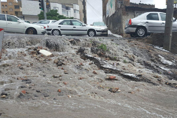 مطر وبرد حزيراني في تبريز