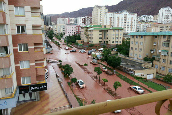 مطر وبرد حزيراني في تبريز