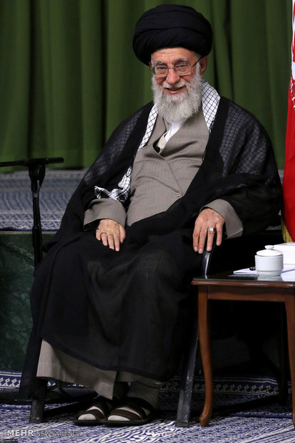  لقاء الشعراء مع قائد الثورة الاسلامية