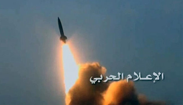 الجيش اليمني يطلق صاروخاً من نوع “أوراغان” على معسكر لقوى العدوان في مأرب