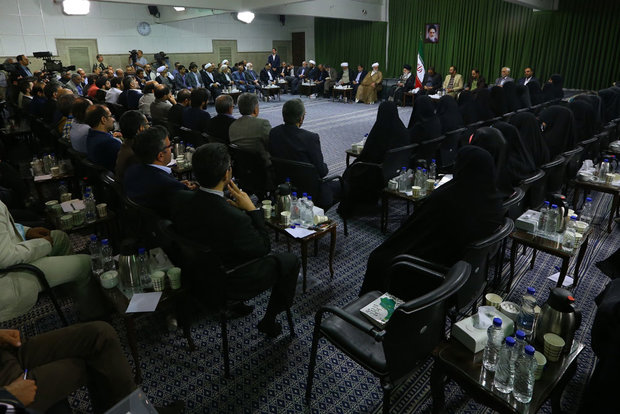 Leader receives poets, cultural figures