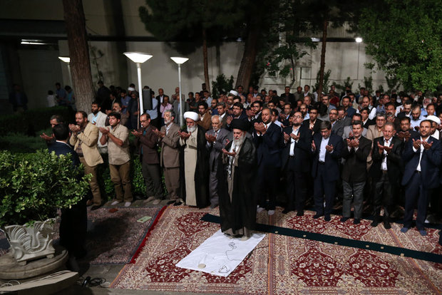 Leader receives poets, cultural figures