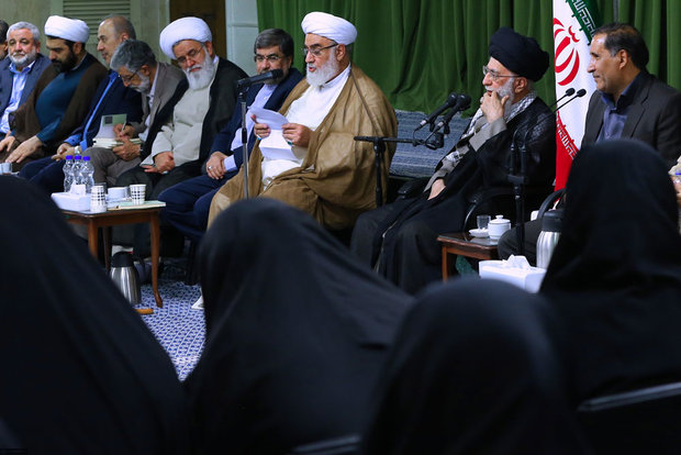 Leader receives poets, cultural figures