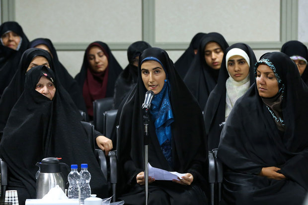 Leader receives poets, cultural figures