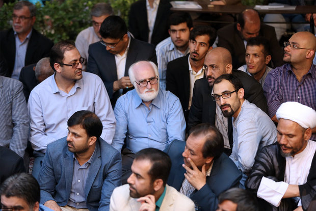 Leader receives poets, cultural figures