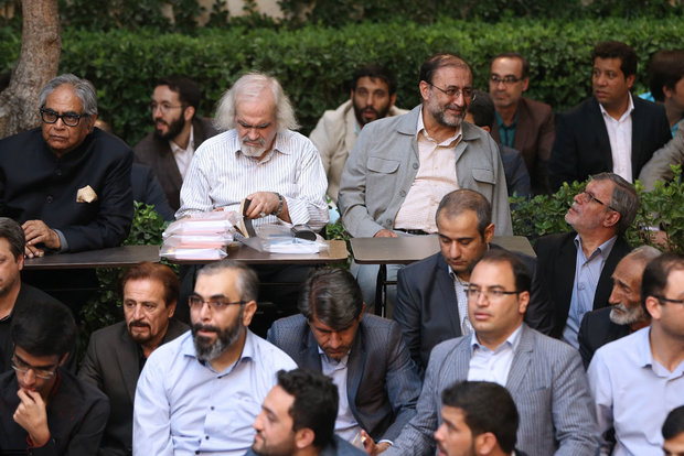 Leader receives poets, cultural figures