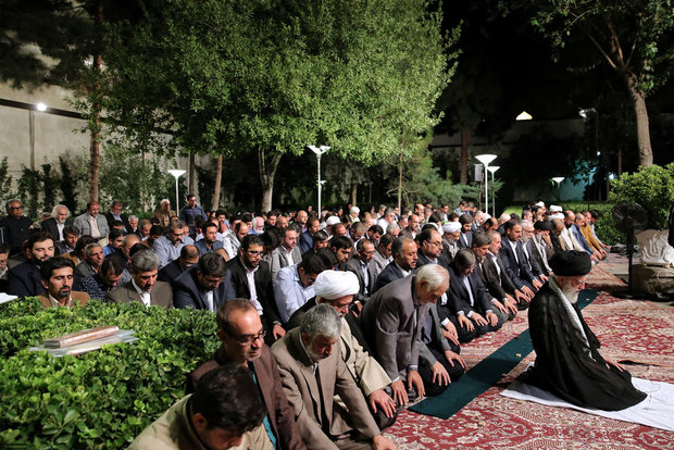 Leader receives poets, cultural figures