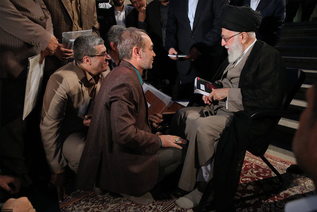 Leader receives poets, cultural figures