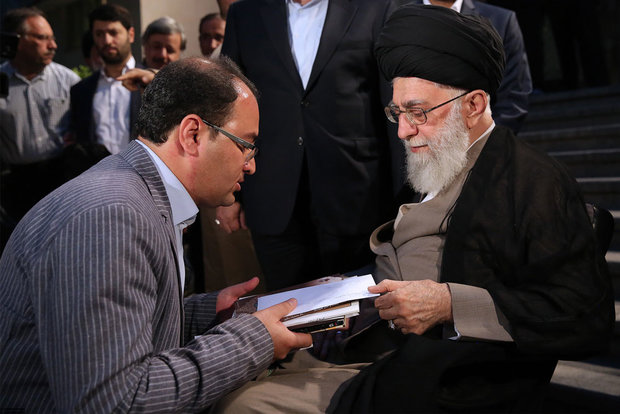Leader receives poets, cultural figures