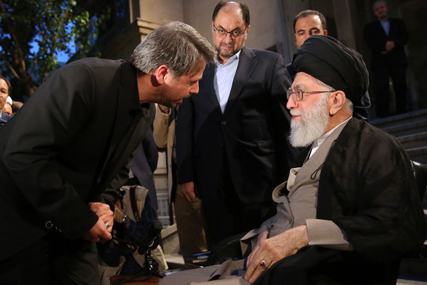 Leader receives poets, cultural figures