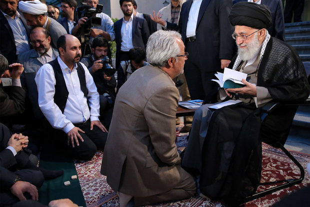 Leader receives poets, cultural figures