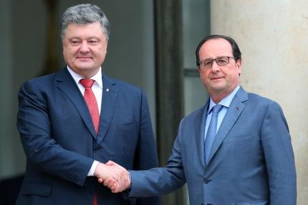 Hollande, Poroshenko insist on maintaining anti-Russia sanctions