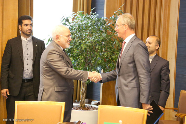 Zarif confers with Dutch economy minister