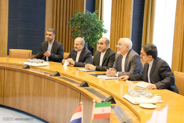 Zarif confers with Dutch economy minister