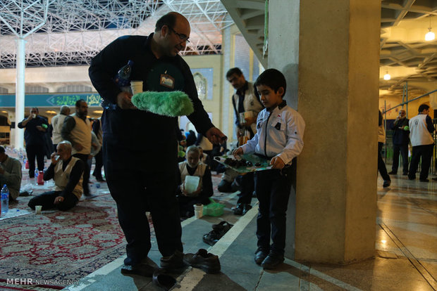 Iftar banquet at Shrine of Hazrat Masoumeh 