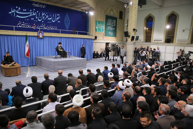 Leader receives families of martyrs