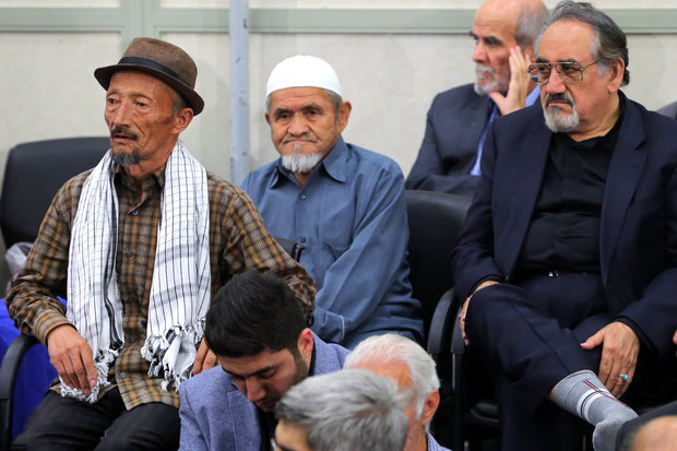 Leader receives families of martyrs