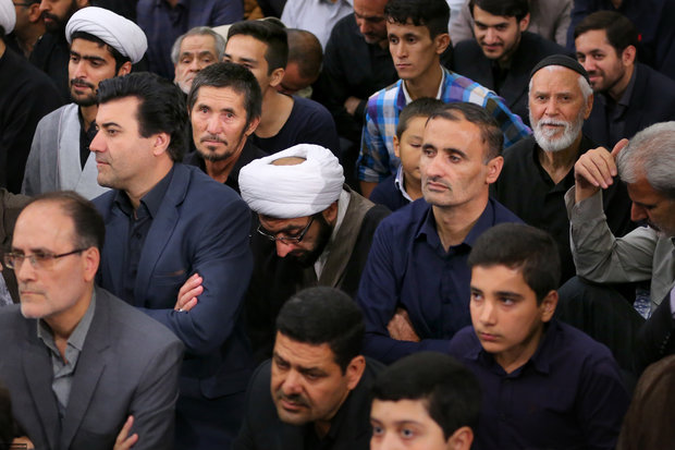 Leader receives families of martyrs