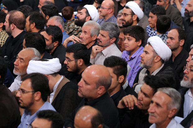 Leader receives families of martyrs