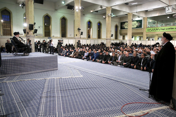 Leader receives families of martyrs