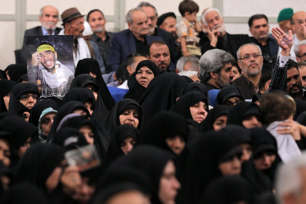 Leader receives families of martyrs