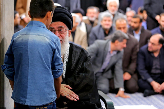 Leader receives families of martyrs