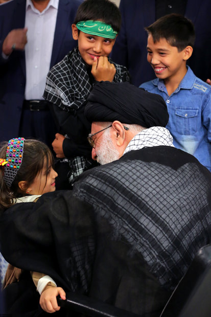 Leader receives families of martyrs