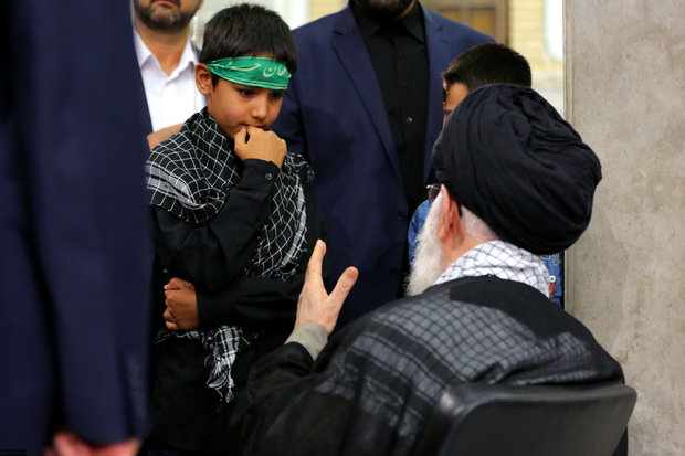 Leader receives families of martyrs