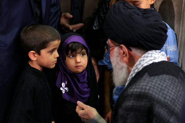 Leader receives families of martyrs