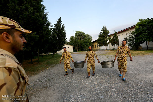 يوم عادي من حياة عسكري ايراني في رمضان