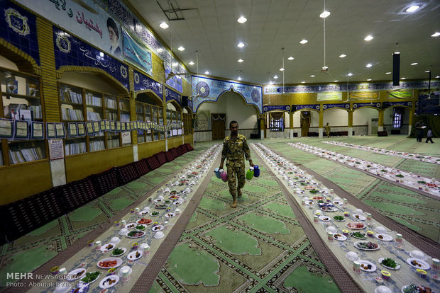 يوم عادي من حياة عسكري ايراني في رمضان